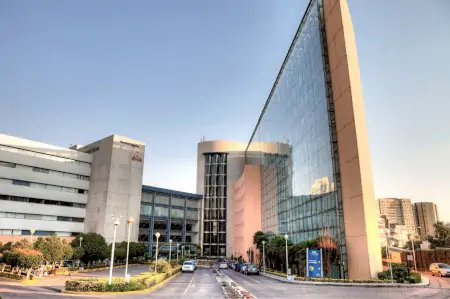 Fachada moderna de Hospital Angeles Lomas en Ciudad de México, entrada al centro médico