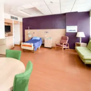 Habitación de paciente en Hospital Angeles Lomas con mobiliario moderno, México