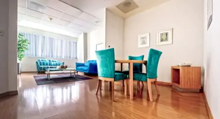 Sala de espera para pacientes en Hospital Angeles Lomas con asientos modernos y luz natural