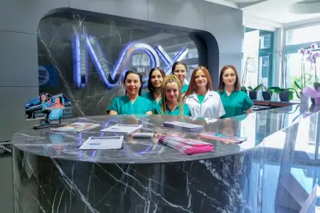 Mostrador de recepción con personal médico en IVOX Hospital & Cyprus IVF Centre