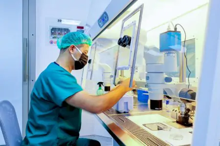 Laboratorio de FIV en IVOX Hospital & Cyprus IVF Centre con embriólogo y microscopio