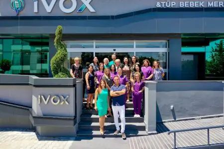 Personal de IVOX Hospital & Cyprus IVF Centre frente a la entrada de la clínica