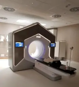 غرفة التصوير المقطعي بأجهزة حديثة في مستشفى Mater Oblia