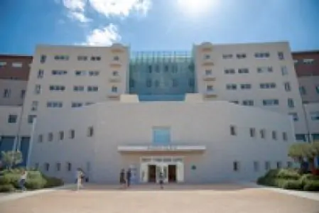 الواجهة الحديثة لمستشفى Mater Olbia في إيطاليا