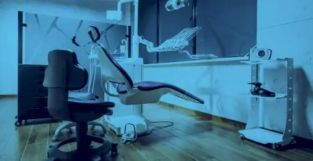 غرفة علاج أسنان حديثة في FIZYOMER DENTA DENTAL CLINIC بمعدات متطورة