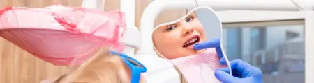 فحص أسنان للأطفال في FIZYOMER DENTA DENTAL CLINIC مع طفل وطبيب أسنان