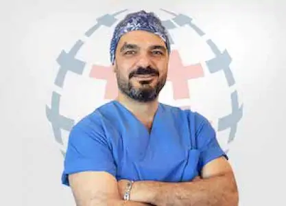 طاقم طبي في مركز Clinic Center يرتدي زي أزرق مع شعار العيادة بالخلفية