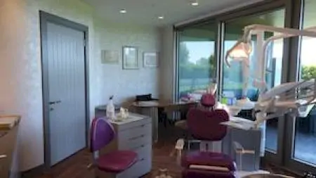 غرفة علاج أسنان بمعدات حديثة في مركز Clinic Center