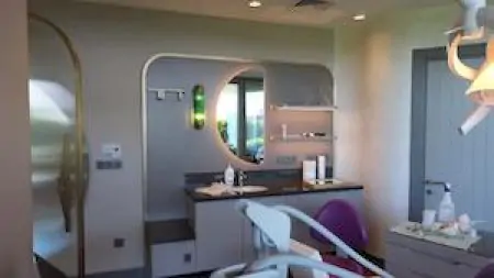 غرفة علاج أسنان حديثة في مركز Clinic Center مزودة بمعدات متطورة
