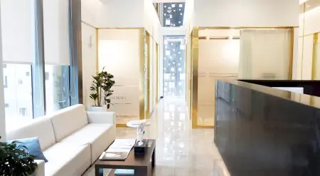 منطقة الاستقبال والانتظار في عيادة VG Plastic Surgery، تصميم داخلي حديث في كوريا الجنوبية