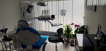 غرفة علاج أسنان بمعدات حديثة في عيادة Dent Nova Dental Clinic