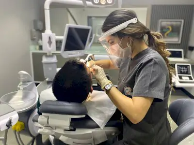 طبيب أسنان يجري علاجًا في VSC Dental Clinic باستخدام معدات حديثة