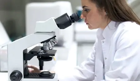 Laboratorio en Dunyagoz Eye Hospital Ankara Kecioren con microscopio avanzado