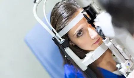 Examen ocular con lámpara de hendidura en Dunyagoz Eye Hospital Ankara Kecioren