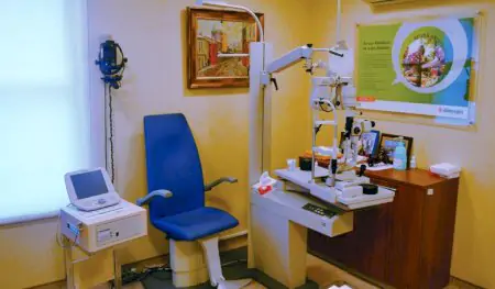 Sala de examen oftalmológico con equipo diagnóstico en Dunyagoz Eye Hospital Ankara Kecioren