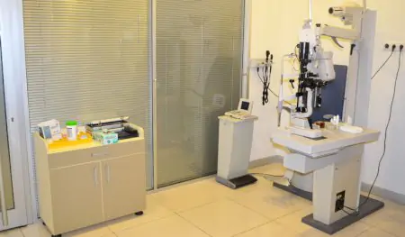 Sala de examen oftalmológico con lámpara de hendidura en Dunyagoz Eye Hospital Ankara Kecioren