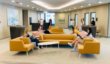 Área de espera moderna en Dunyagoz Eye Hospital Izmir con asientos cómodos
