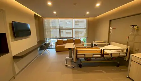 Habitación de paciente en Dunyagoz Eye Hospital Izmir con mobiliario moderno y cama hospitalaria