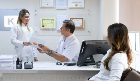 Oficina del personal médico en Dunyagoz Eye Hospital Istanbul Altunizade con certificados