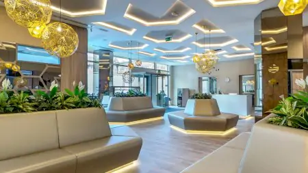 منطقة استقبال وانتظار حديثة في عيادة Medicover MDental في بودابست