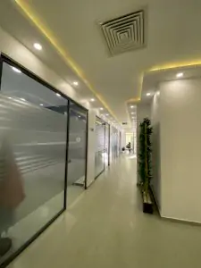 ممر حديث بأبواب زجاجية في عيادة بلاتينيوم لطب الأسنان