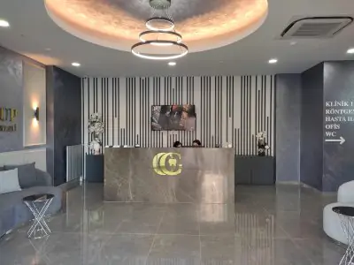 منطقة استقبال في عيادات Surgery Group Dental Clinics بديكور حديث في تركيا