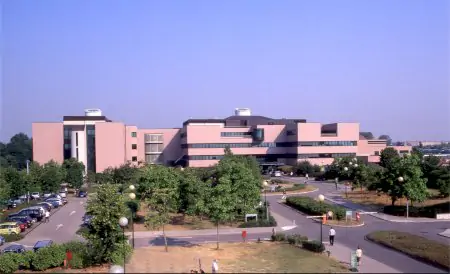 مبنى عيادة Humanitas Research Hospital الحديث في ميلانو، إيطاليا