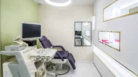 غرفة استشارة مع جهاز الموجات فوق الصوتية في Wooa Plastic Surgery Center سيول