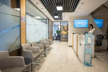 Recepción y sala de espera en Dr. Sadik Gencoglan Smile Clinic, clínica dental moderna
