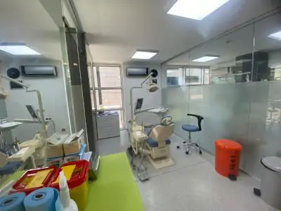 Sala de tratamiento dental con equipo moderno en Dent Health Clinic