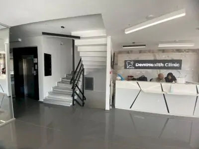 Área de recepción en Dent Health Clinic con diseño moderno y personal en el mostrador