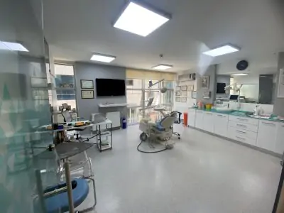 Sala de tratamiento dental con equipo moderno en Dent Health Clinic