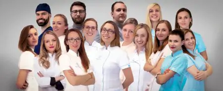 فريق عيادة Smile Dentica لطب الأسنان بالزي الطبي، بولندا