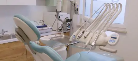 غرفة علاج الأسنان بمعدات حديثة في عيادة Smile Dentica