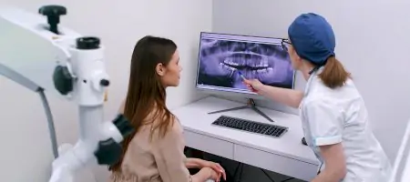 استشارة طبيب أسنان في Smile Dentica Clinic مع أشعة سينية للأسنان على الشاشة