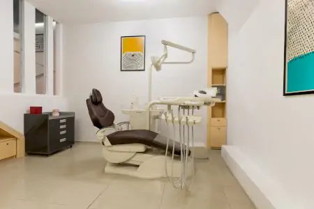 غرفة علاج أسنان بمعدات حديثة في Dent Office Clinic