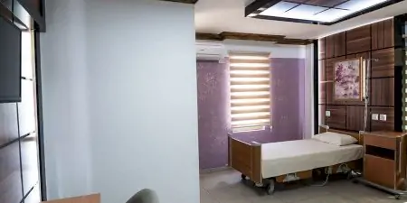 Habitación de paciente en Gynolife IVF Center con mobiliario moderno y cama hospitalaria