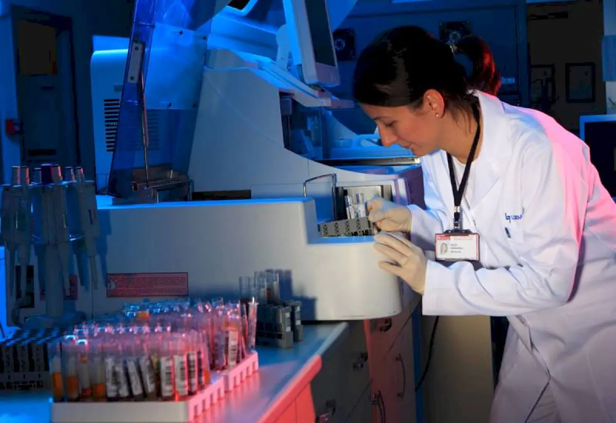 Медична лабораторія в лікарні Університету Локман Хекім Анкара з сучасними аналізаторами