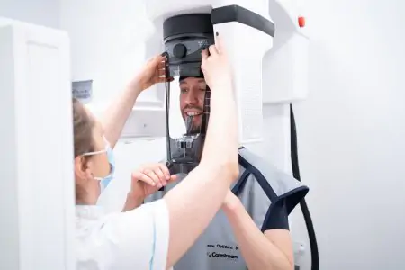 أشعة بانورامية للأسنان في Smile Dentica Clinic باستخدام معدات تصوير حديثة