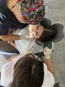 إجراء طب أسنان في عيادة Morsia Dental Clinic مع معدات حديثة وطاقم طبي