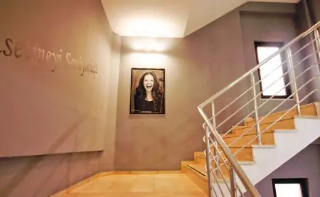 Zona de escaleras en Hospitadent Dental Group Estambul Şerifali Clinic con decoración moderna