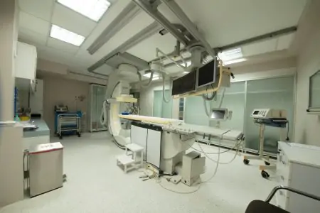غرفة عمليات حديثة في IC Clinic مزودة بمعدات جراحية متطورة