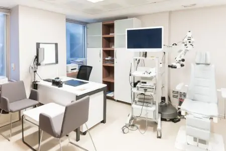 غرفة فحص أنف وأذن وحنجرة حديثة مع معدات تشخيصية في IC Clinic