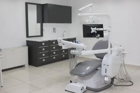 Sala de tratamiento dental moderna con equipo avanzado en Parla Clinic