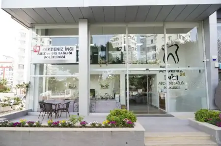 واجهة عيادة Akdeniz Inci Dental Clinic في أنطاليا بواجهة زجاجية حديثة