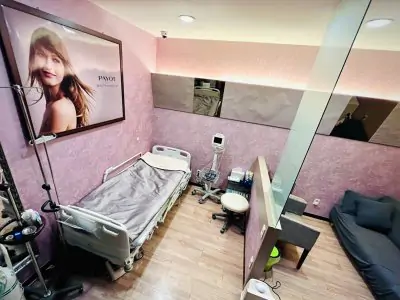 Sala de recuperación de pacientes en Evita Clinic con cama médica y equipo de monitoreo