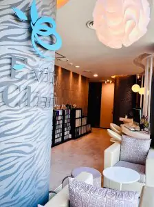 Área de recepción en Evita Clinic con decoración moderna y asientos cómodos