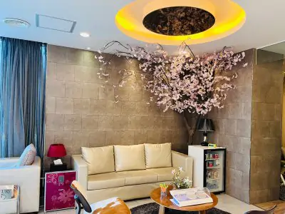 Sala de espera de Evita Clinic con decoración moderna y árbol de cerezo