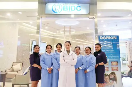 فريق الأسنان عند مدخل عيادة Bangkok International Dental Center Emquartier