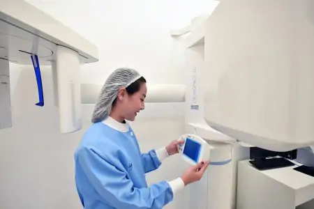 غرفة أشعة سينية للأسنان بمعدات حديثة في مركز بانكوك الدولي لطب الأسنان